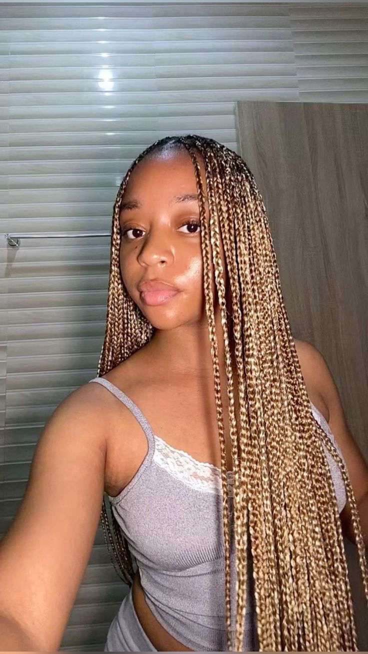 Box Braids With Blonde In The Back, Black Hair With Blonde Braids, Brown Individual Braids, Long Blond Braids Black Women, Different Color Goddess Braids, Blond Blended Braids, Different Color Box Braids Black Women, Light Brown And Blonde Knotless Braids, Blonde Braids With Curls At The End