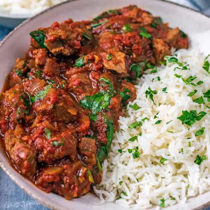 Easy Jamie Oliver Slow Cooker Beef Curry Recipe Slow Cooker Chicken Korma, Crock Pot Curry, Slow Cooker Beef Curry, Beef Curry Recipe, Slow Cooker Curry, Slow Cooker Lamb, Beef Dinners, Slow Cooker Stew, Slow Cooker Recipes Beef