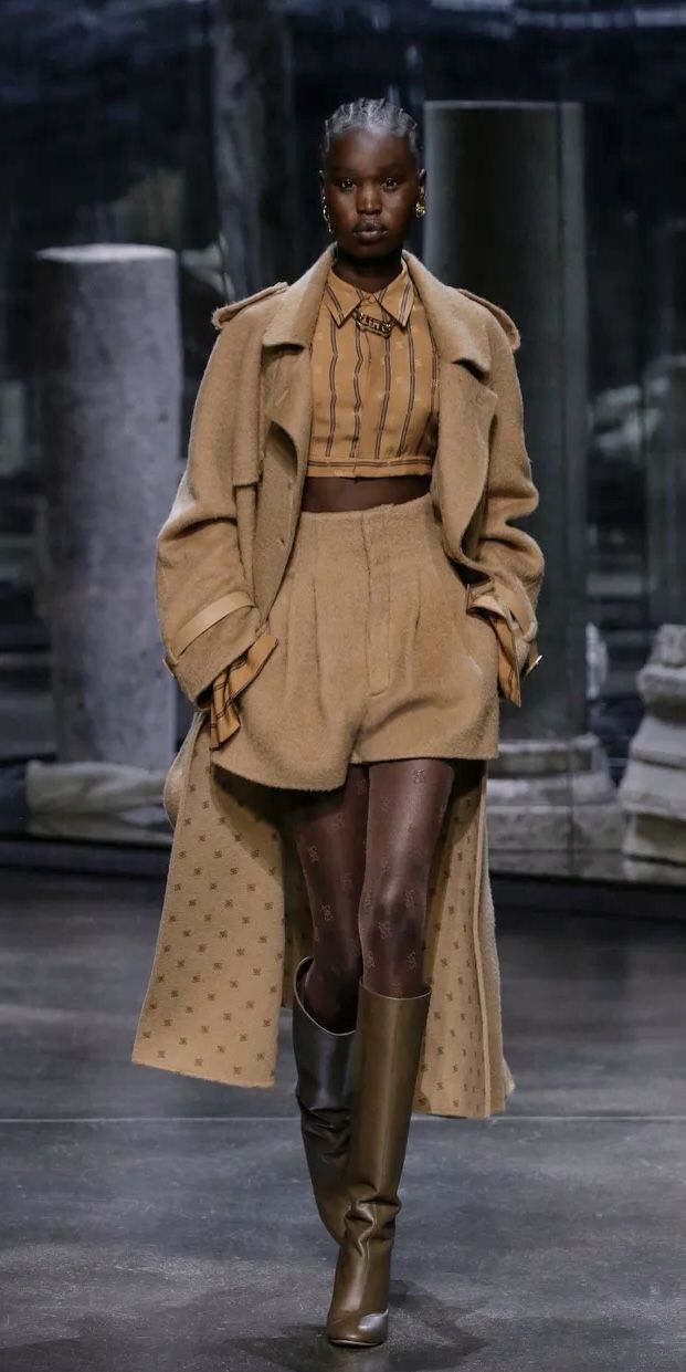 Light Brown Aesthetic Outfit, Fendi Clothing, Refined Fashion, New Classic, Winter Fashion Outfits, Looks Vintage, Couture Fashion, Look Fashion, High Boots