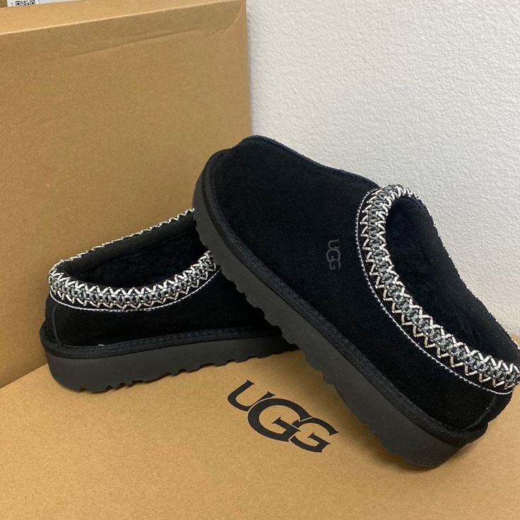 Ugg Tasman Size-6 Black New With Box Black Tazz Ugg, Black Uggs Outfit Tasman, Shoes Ugg, Ugh Shoes, Ugg Tasmans, Black Ugg Tasman Slippers Outfit, Black Uggs Tasman, Black Tasman, Black Uggs Aesthetic