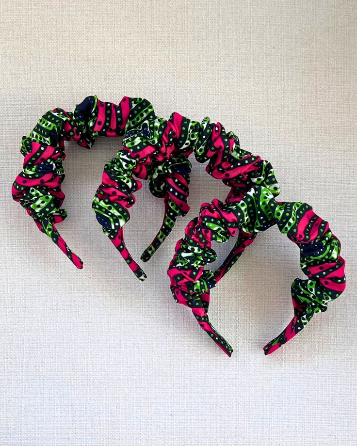 Our Ankara print head bands are the perfect hair accessory to complete your outfit! This beautiful headband is handmade with gorgeous cotton or cotton-poly blend african print fabric. This stylish headband is perfect for women and girls to wear at parties, beaches, weddings, festivals, workplaces, outdoors, and any other occasions. This hair accessory makes it the perfect gift for Christmas, Easter, Mother's Day, Valentine's day, birthdays, anniversaries, weddings, bridesmaids, graduation and be Chitenge Head Band, Handmade Hair Band, Ankara Scrunchies, Ankara Headband, African Hair Accessories, African Fabric Accessories, Ankara Accessories, Anima Christi, Curly Hair Accessories