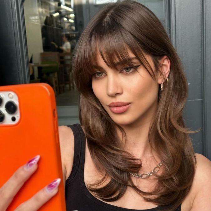 Fringe 2024, Face Framing Layers Wavy Hair, Mid Length Hair With Bangs, Tanned Girls, Brown Hair Bangs, Brown Hair Inspo, Night Beauty, Bangs With Medium Hair, Hairstyles For Layered Hair