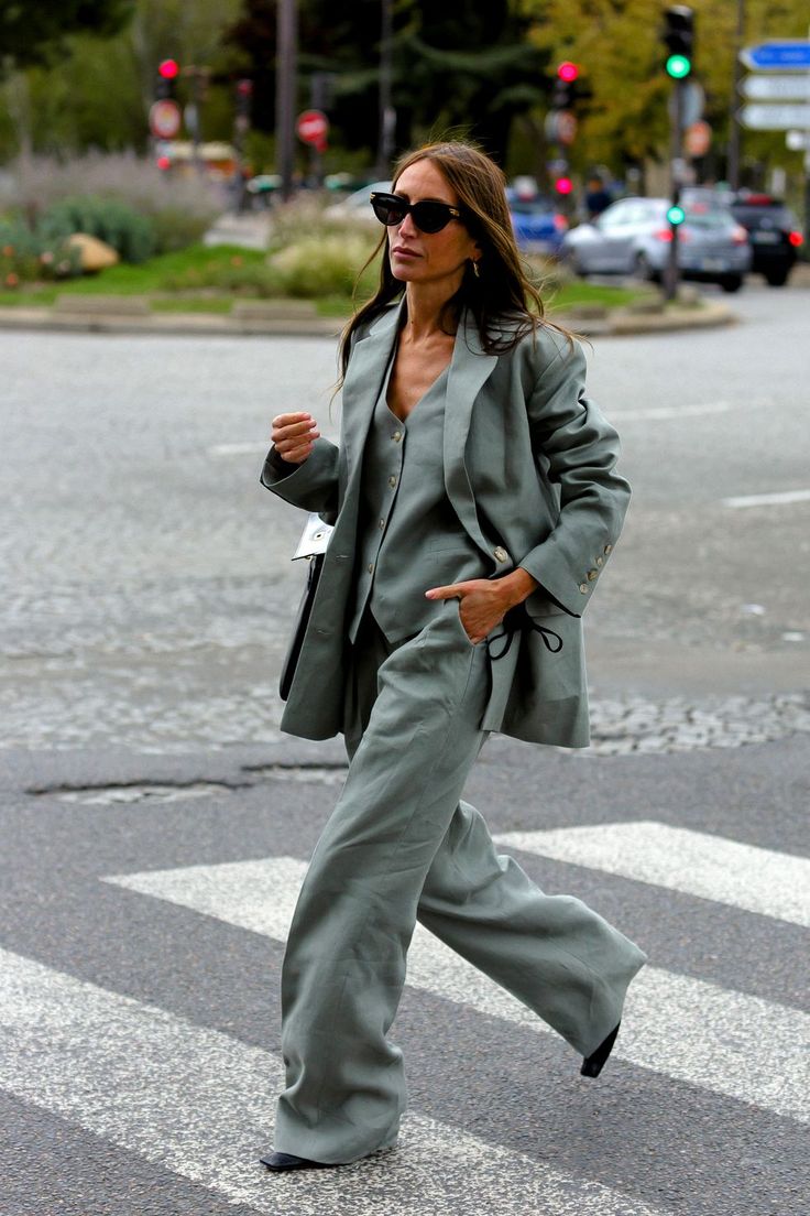 Street Style Paris Spring 2021 - Paris Fashion Week Street Style Paris Street Style Spring, Moda Paris, Paris Fashion Week Street Style, Paris Trip, Outfit Vintage, Looks Street Style, Street Style Paris, Paris Street Style, Spring Street Style