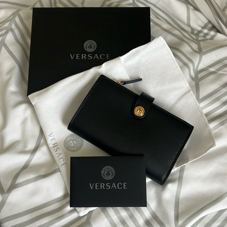 Nero-Oro Versace. Size: Unica 10 Card Pockets. 1 Cash Pocket. 1 Zip Coin Pocket. Snap Enclosure. Gold Medusa Head. Comes With Everything Pictured. Bought For Myself But Decided Not To Use. Brand New. Leather Business Card Case, Leather Card Holder Wallet, Gold Wallet, Vintage Versace, Business Card Case, Medusa Head, Versace Wallet, Versace Bags, Leather Card Case