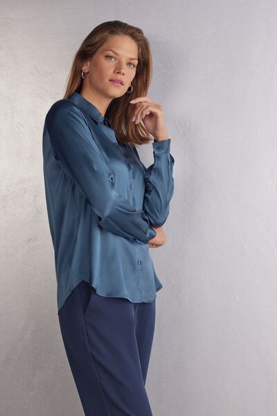 Long sleeve shirt in light stretch silk with collar and buttons up the middle. Back yoke with pleat for a draped, loose fit. Buttoned cuffs and rounded hem. Elegant Shirt With Roll-up Sleeves And Spread Collar, Chic Blouse With Rolled Sleeves For Daywear, Chic Blouse With Roll-up Sleeves For Work, Chic Workwear Blouse With Roll-up Sleeves, Elegant Blouse With Fold Down Collar In Relaxed Fit, Elegant Top With Relaxed Fit And Fold Down Collar, Elegant Tops With Relaxed Fit And Shirttail Hem, Elegant Spring Blouse With Rolled Sleeves, Elegant Business Casual Blouse With Rolled Sleeves