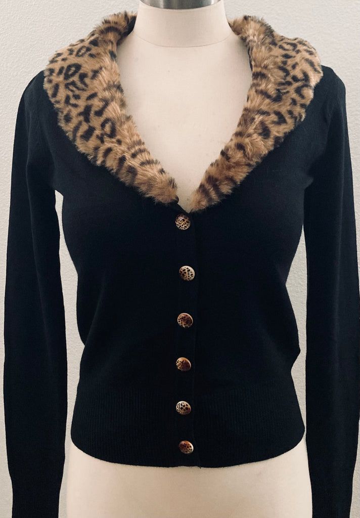 This faux fur (vegan) cheetah cardigan sweater gives all the retro 50's vibes! Features include super soft knit material, leopard print button detail, and a detachable buttoned fur collar. Imported from the UK Trendy Leopard Print Winter Cardigan, Chic Faux Fur Trim Cardigan For Fall, Chic Cardigan With Faux Fur Trim For Fall, Chic Fall Cardigan With Faux Fur Trim, Cyme Bag, Fran Fine Outfits, Fine Outfits, Cheetah Cardigan, Cross Sweater