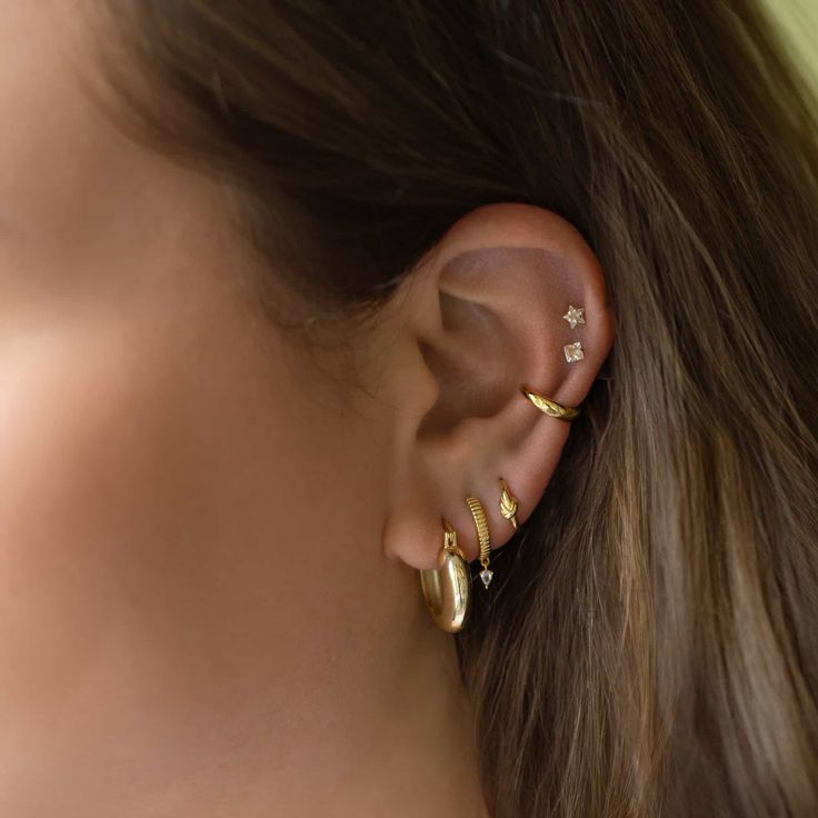 Good Ear Piercing Combinations, Classy Ear Stack, 2 Earrings In One Ear Gold, Gold Stack Earrings, Classy Earrings Everyday, Ear Piercing Ideas For Small Ears, Stackable Earring Ideas, Ear Piercings Small Ears, Ear Stack Ideas