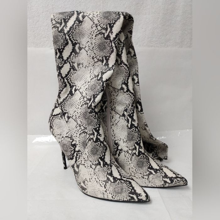 Steve Madden Snake Thigh High Boots Size 9 Gray Knee-high Winter Boots, Elegant Gray Winter Boots, Gray High Heel Party Boots, Gray High Heel Boots For Party, Gray Fitted Boots For Fall, Chic Gray Pointed Toe Boots, Gray Boots Medium Width For Fall, Chic Fitted Gray Boots, Gray High Heel Winter Boots