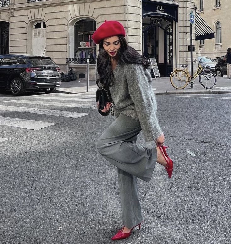 Beret Outfit Street Style, Red Beret Outfit, Red Hat Outfit, Beret Outfits, Beret Outfit, Winter Mode Outfits, Fashion Trend Forecast, Red Outfits, Fashion Week Outfit