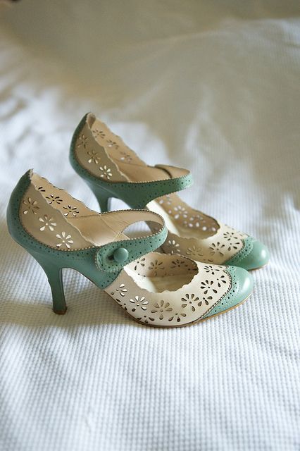 20 Vintage Wedding Shoes that WOW | http://www.deerpearlflowers.com/20-vintage-wedding-shoes-that-wow/ Wedding Shoes Vintage, Retro Mode, Pu Heels, Fabulous Shoes, If The Shoe Fits, Crazy Shoes, Shoe Fits, Shoe Obsession, Pretty Shoes