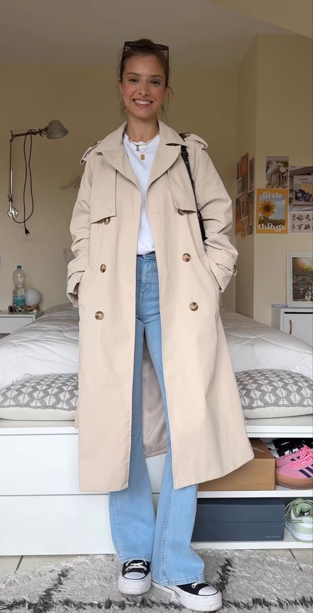 Light Beige Trench Coat Outfit, Gabardine Outfit, Winter Outfits Inspiration, Casual Trench Coat Outfit, Beige Trench Coat Outfit, Trent Coat, Mantel Outfit, October Outfits, Trench Beige