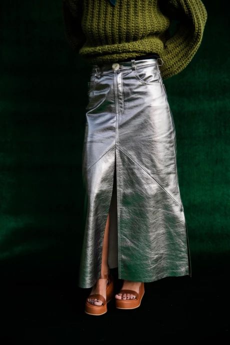 Metallic Denim Skirt Outfit, Silver Skirt Outfits, Creative Objects, Silver Outfit, Metallic Midi Skirt, Silver Outfits, Fashion Gone Rouge, Silver Skirt, Denim Skirt Outfits