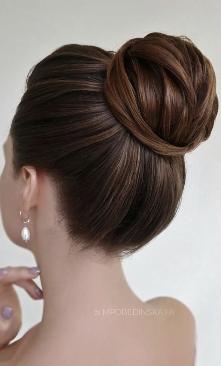 Bun Wedding Hairstyles High, Messy Bun Evening Hair, Top Bun Hairstyles Wedding Updo, High Hair Wedding Updo, High Ballerina Bun Wedding Hair, Top Updo Hairstyles, Updo Knot Bun, High Hairstyles Wedding, Top Bun For Medium Length Hair