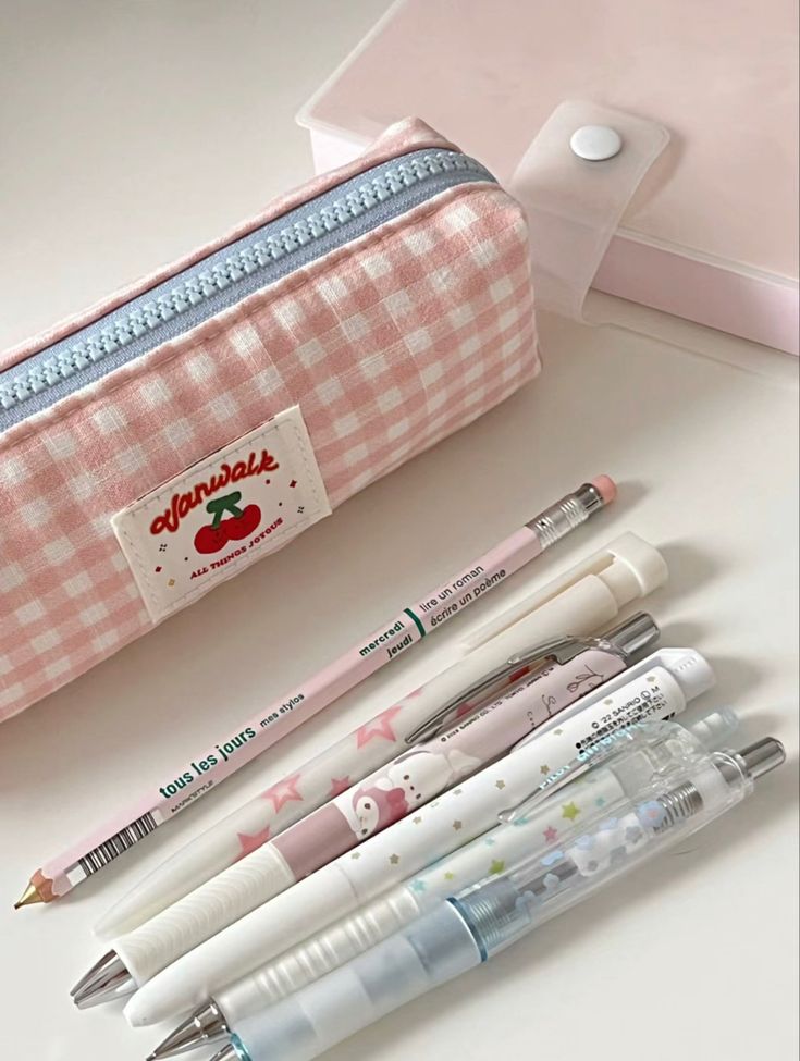 Korean Pencil Case Aesthetic, Room Inspo Desk, White Aesthetic Room, Pink White Aesthetic, Pencil Case Aesthetic, Stationary Obsession, Cute Pencil Pouches, School Pouch, Pretty School Supplies