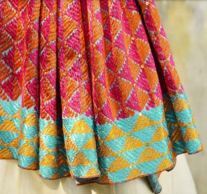 Phulkari (Punjab) – My Grandma's Legacy Yuba City California, Phulkari Saree, Phulkari Embroidery, Baby Skirt, India And Pakistan, Vancouver Canada, Silk Embroidery, Thread Work, Silk Thread