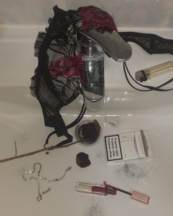 the contents of a purse are on the bathtub