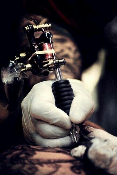 a person holding a tattoo machine in their right hand with the caption'a unicar do que eu to querendo '