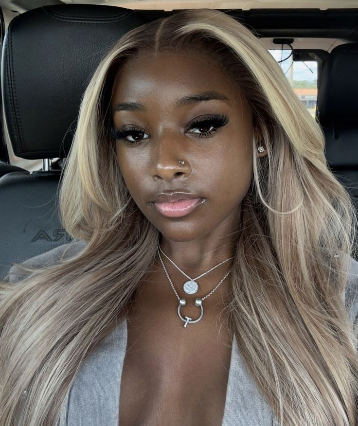 Wig Color Ideas Dark Skin Women, Highlights Smudge Root, Brown Blonde Balayage Black Women, Blonde Wig Dark Roots Black Women, Black Roots Blonde Hair Black Women, Darkskin Girl With Blonde Wigs, Blonde Balayage Wig Black Women, Dark Blonde On Black Women, Wig Colours For Dark Skin