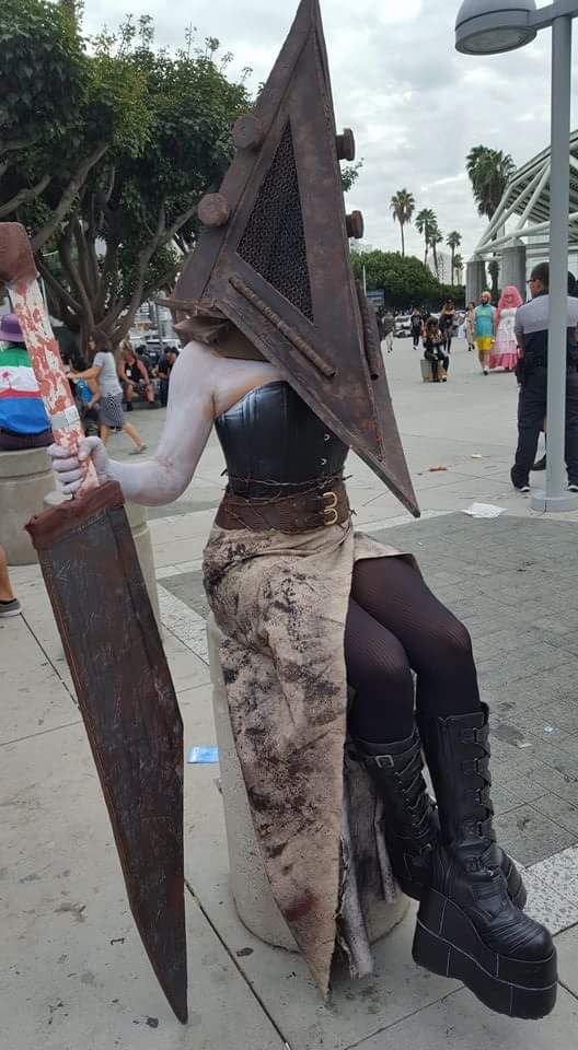 Halloween Costumes Silent Hill, Diy Pyramid Head Costume, Terrifying Costumes For Halloween, Female Pyramid Head Cosplay, Silent Hill Pyramid Head Cosplay, Silent Hill Halloween Costumes, Pyramid Head Cosplay Female, Silent Hill Nurse Cosplay, Silent Hill Outfit