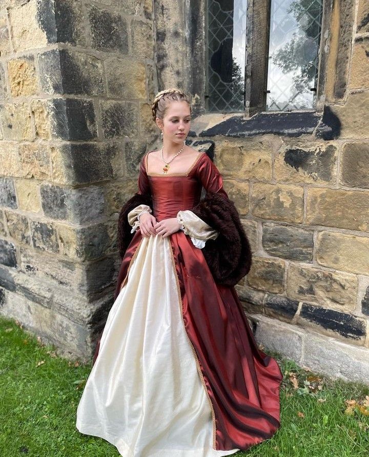 1200s Dresses, 1500s Womens Fashion, Elizabethan Era Dress, 1600 Dresses Gowns, Tudor Style Dresses, 1550s Dress, Medieval Dress Accurate, Midevil Ballgown, Medieval Dress Historically Accurate