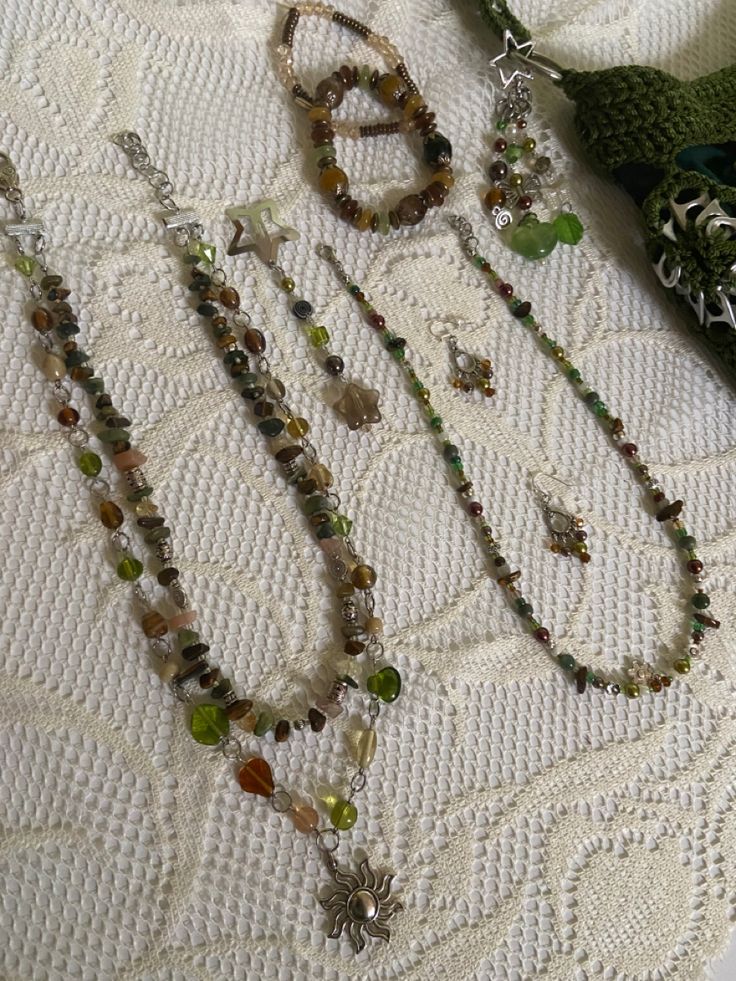 Indie Beaded Jewelry, The Craft Jewelry, Earthy Aesthetic Jewelry, Earthy Beaded Jewelry, Jewelry Inspo Diy, Granola Jewelry, Earthy Jewelry Aesthetic, Diy Hippie Jewelry, Jewelry Making Aesthetic