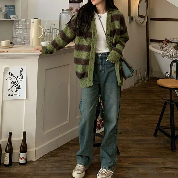 Coffee Shop Clothes, Mountain Fits Winter, Cardigan Grunge Outfit, Comfy Warm Outfits, Cardigans With Dresses, Cute Indie Outfits, Casual Indie Outfits, Queer Outfits Women, Plaid Cardigan Outfit