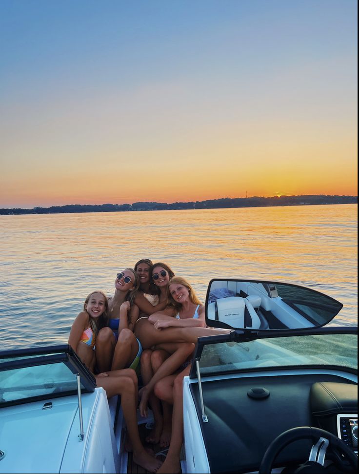 Lake Trip With Friends Aesthetic, Lake Powell Aesthetic, Lake Pictures Aesthetic, Boating Aesthetic, Lake Pics, Boat Pictures With Friends, Lake Shasta, Lake Photoshoot, Lake Days