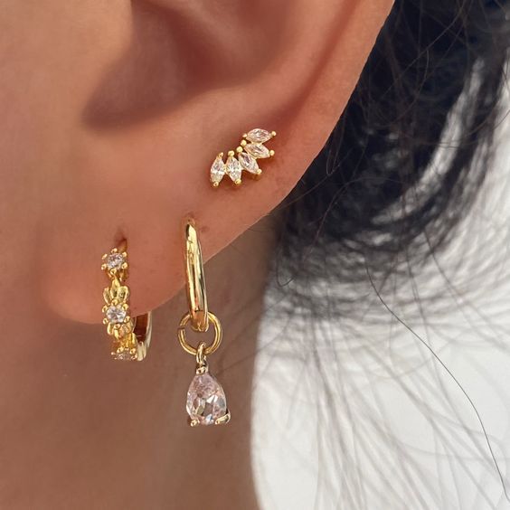 Earrings Thirds, Pink Earring Stack, Earring Stacks Gold 2 Holes, Cute Ear Stacks, Second And Third Ear Piercing, Third Piercing Ears, Thirds Earrings, Earring Stacks 3 Holes, Earring Stacks Gold