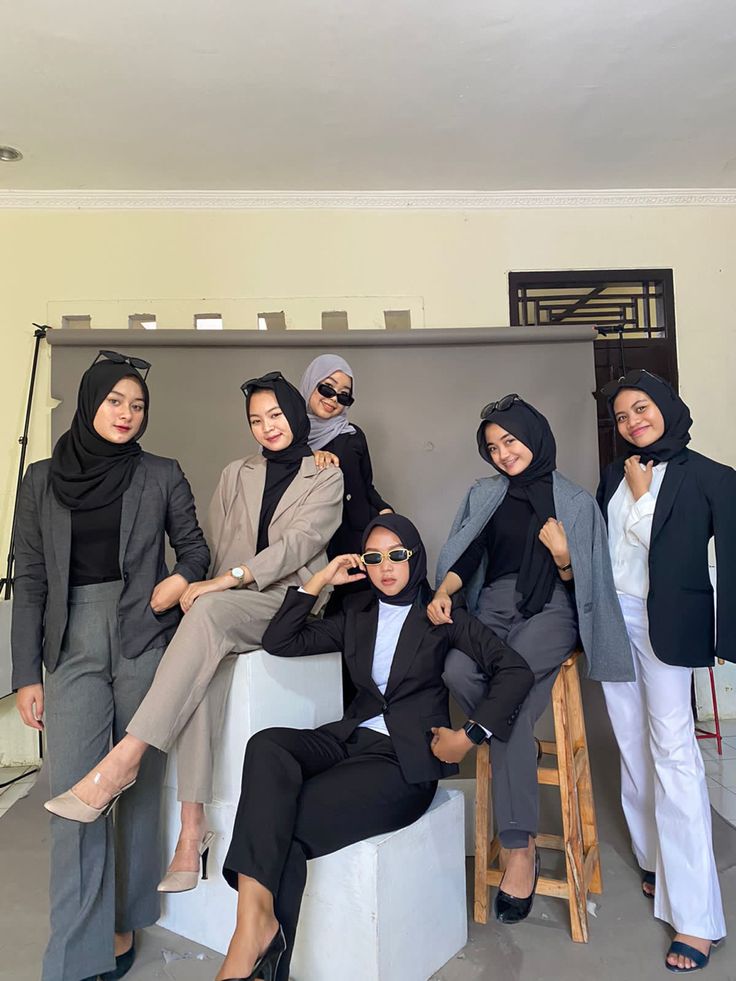 Outfit Foto Studio Grup, Yearbook Ideas Themes Outfit, Yearbook Pose Ideas, Yearbook Themes Photoshoot, Yearbook Photoshoot Ideas, Earth Tone Hijab, Ootd Yearbook, Pose Yearbook, Yearbook Pose