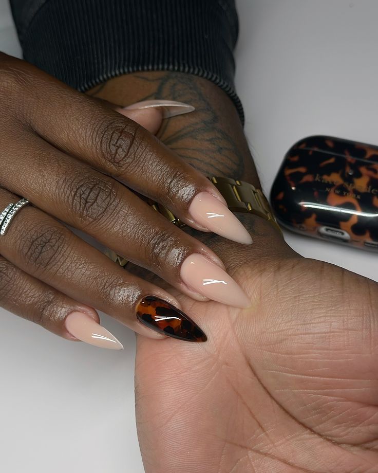 Tortie reigns queen as always 💕😌 Tortoise Nails Almond, Black Tortoise Nails, Tortoise Almond Nails, Tortoise And Red Nails, Leopard Tip Nails, Tortoise Print Nails, Trendy Nail Inspo Almond, Tortishell Nails Design, Tortie Nails