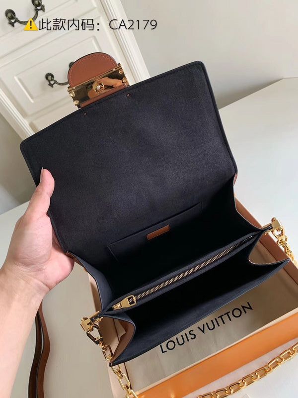 Size: 25cm It comes with Dust box, Care manual, Tag, and Paper bag. Women Rings, Contact Us, Paper Bag, Clutch Bag, Things To Come, Tote Bag, Shoulder Bag