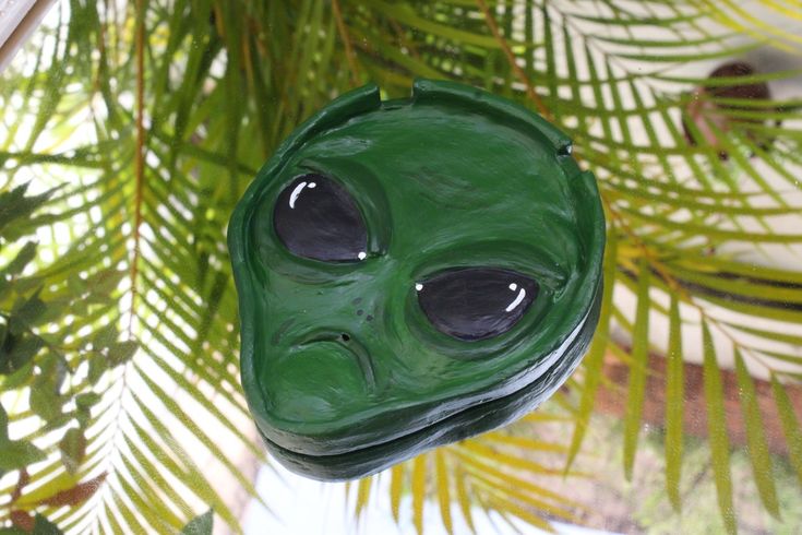 alien clay ashtray incense holder Alien Clay Ashtray, Clay Ashtray Ideas Trippy, Alien Ashtray, Clay Ashtrays, Diy Ashtray, Ashtray Ideas, Clay Trays, Cerámica Ideas, Clay Art Projects