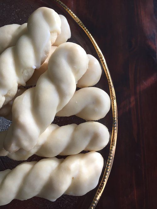 some kind of food that is on a glass plate