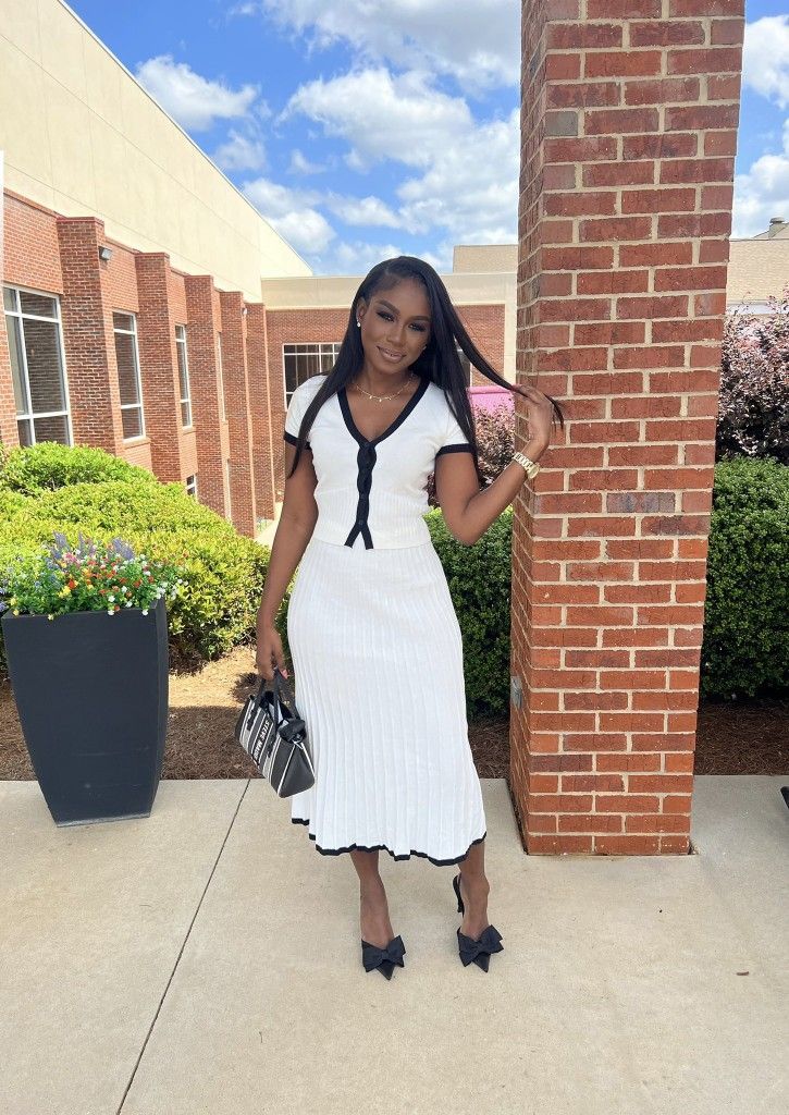 Business Casual Women Dresses, Black Church Girl Fit, Classy Mom Outfits Summer, Church Outfit Black Women Fall, Casual Modest Outfits Black Women, New Years Church Outfit, Church Girl Outfits Black Women, Black And White Church Outfit, Modest Outfit Inspirations