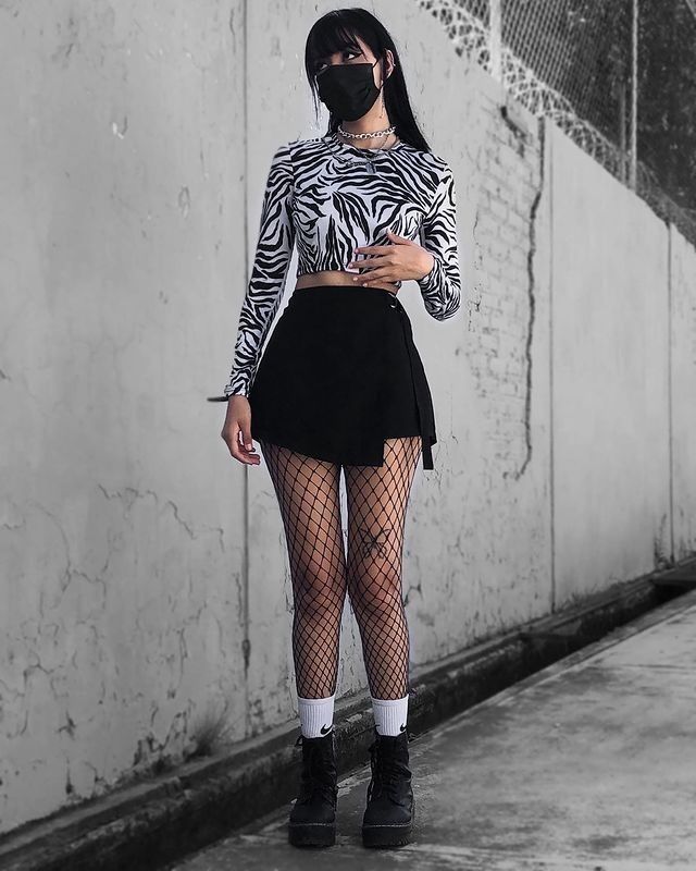 Black Skirt With Fishnets Outfit, Skirt Fishnets Outfit, Fishnet Shorts Outfits, Fishnet Skirt Outfit, Fishnet Tights Outfit Dresses, Skirt With Fishnets Outfit, Skirt And Fishnets Outfit, Fishnet Tights Outfit Grunge, Black Fishnets Outfit