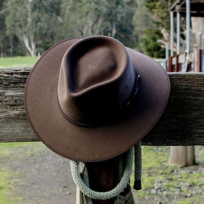 Alex from Everything Australian reviews the best selling Akubra Cattleman Hat. The Akubra Cattleman Hat is one of the most iconic Akubra styles as it maintains the tradition of the Australian stockman. One of Akubra’s best sellers, this hat suits everybody that tries it on and is great for both men & women. Akubra Hat Women Outfit, Akubra Hat Women, Akubra Hats Men, Farms Aesthetic, Akubra Cattleman, Australian Stockman, Outback Hats, Hat Making Ideas, Akubra Hat