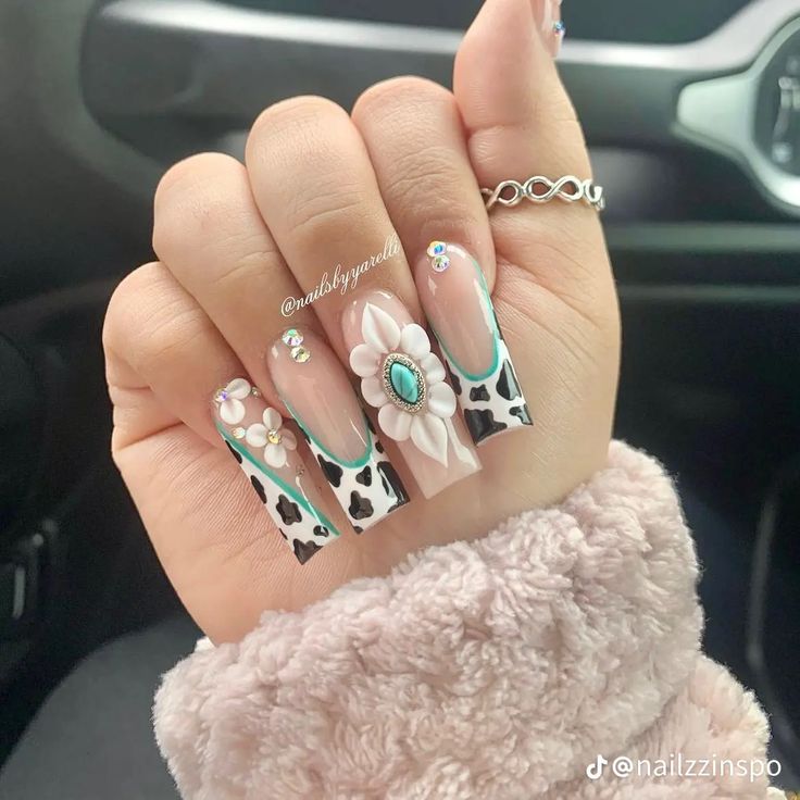 Vaquero Nails, Nails Acrylic Cow, Vaquita Nails, Vaquera Nails, Country Concert Nails Ideas, Charro Nails, Western Style Nails, Country Acrylic Nails, Cowboy Nails