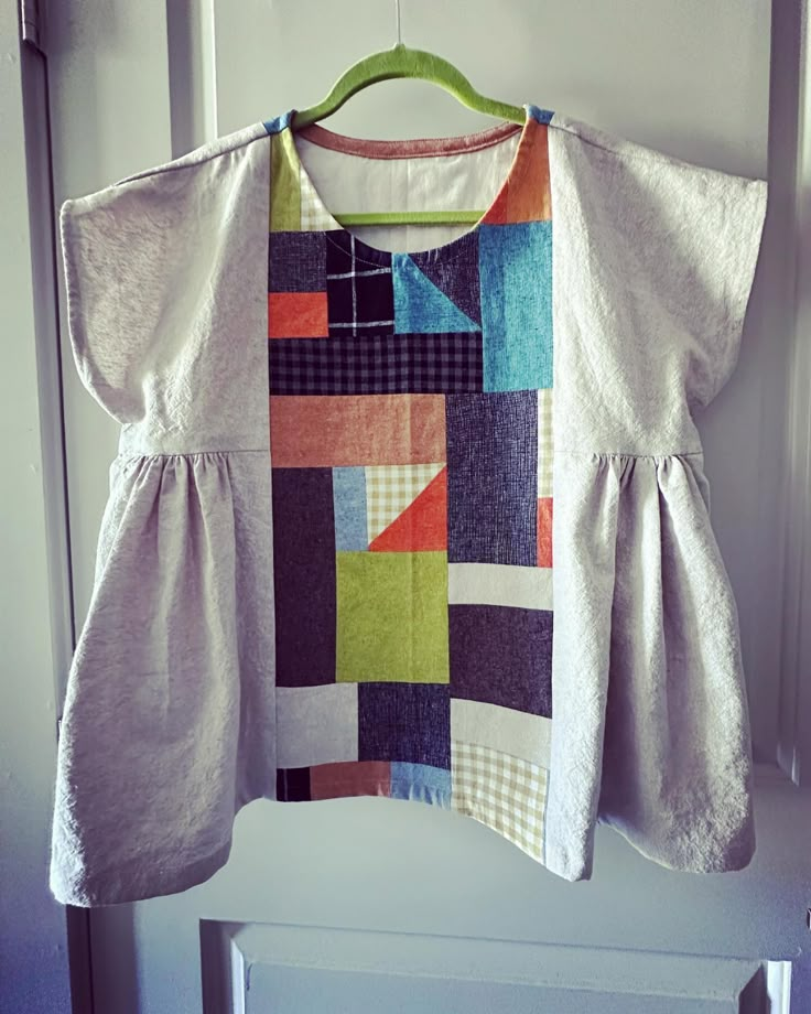 Petra J. (@gray.matter.makes) • Instagram photos and videos Patchwork Diy, Quilt Shirt, Ropa Upcycling, Modest Dresses Fashion, Quilted Clothing, Knifty Knitter, Patchwork Clothes, Patchwork Top, Patchwork Dress