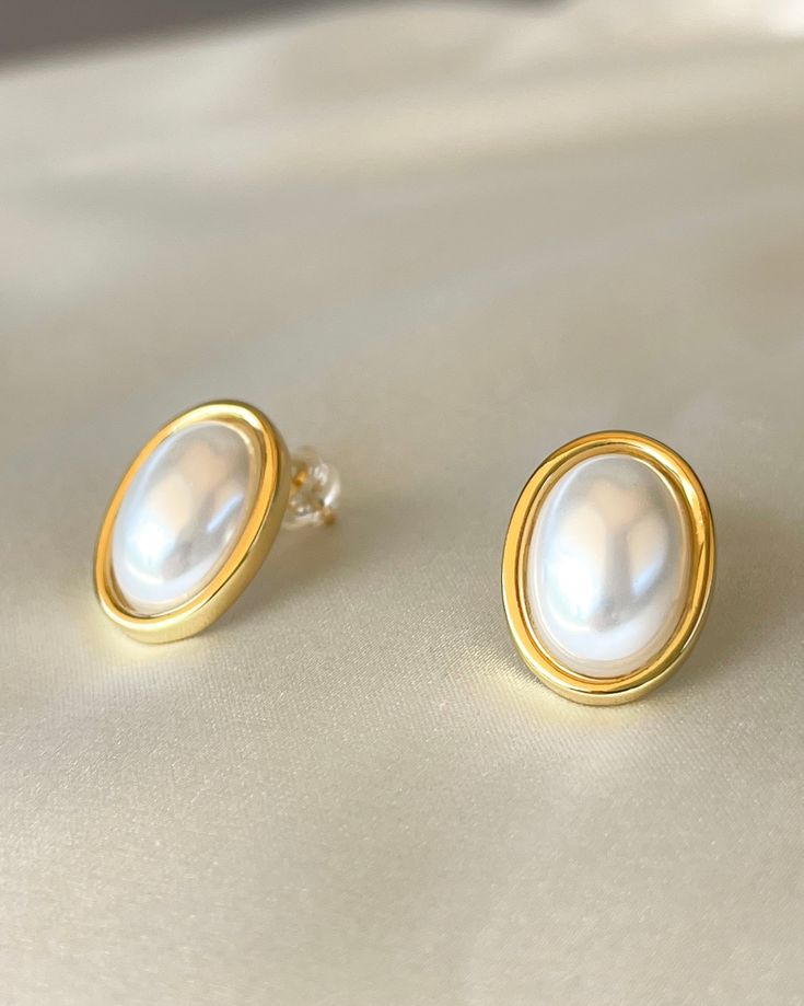 Charlotte Pearl Earrings - bijoulimon.com Pearl Cream, Gold Plated Silver, Timeless Classic, Vintage Looks, Silver Plate, Pearl Earrings, Gold Plate, Plating, Cream