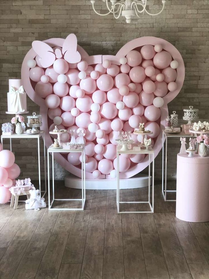 a large heart shaped balloon wall with lots of pink balloons on the top and sides