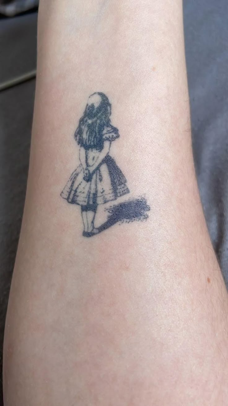 Small long-lasting John Tenniel's Alice in Wonderland temporary tattoo. Size: 1.8 in / 4.5 cm (height) THIS TEMPORARY TATTOO: * Develops in 24h * Can last up to two weeks or more, although it depends where you place it, your skin chemistry, and how much you exfoliate * Once you feel it has faded enough, you can exfoliate the skin to remove it * Safe & non-toxic, 100% plant-based juice ink formula * Is waterproof * Is environmentally friendly (tattoos and packaging made out of paper, no plastic f Cute But Edgy Tattoos, Alice In Wonderland Rose Tattoo, Alice In Wonderland Book Tattoo, Dorothy And Alice, How Tattoo, Faded Tattoos Before And After, Film Tattoo Ideas, Small Tattoo Sleeve, Two Faces Tattoo