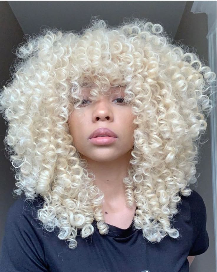 Platinum Afro, Afro Blonde Hair, Black Women With White Hair, Platinum Blonde Natural Hair, White Hair Black Women, White Afro Hair, Platinum Blonde Curly Hair, Curly White Hair, Bleach Hair Ideas