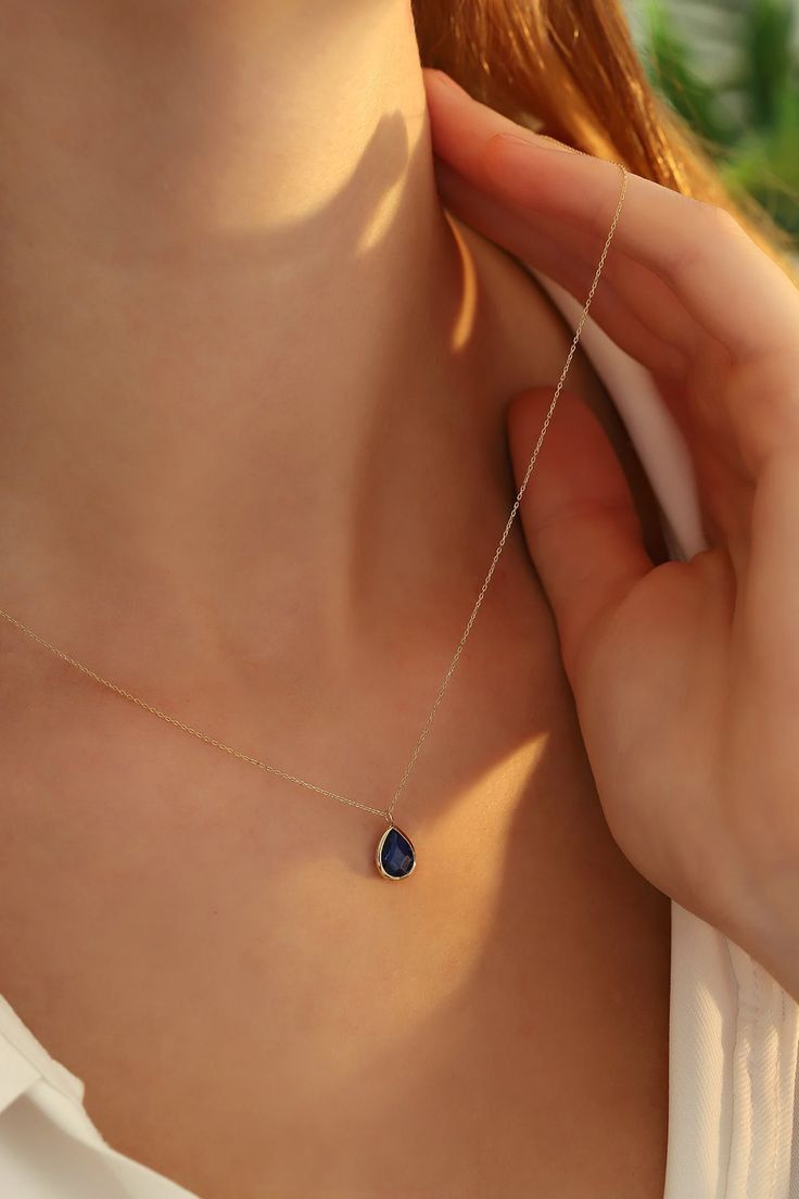 Gem Necklace Aesthetic, Minimalist Accessories Jewellery, Gold Sapphire Necklace, Prom Jewellery, Simple Necklace Designs, Aesthetic Necklace, White Blouses, Fancy Jewelry Necklace, Pretty Jewelry Necklaces