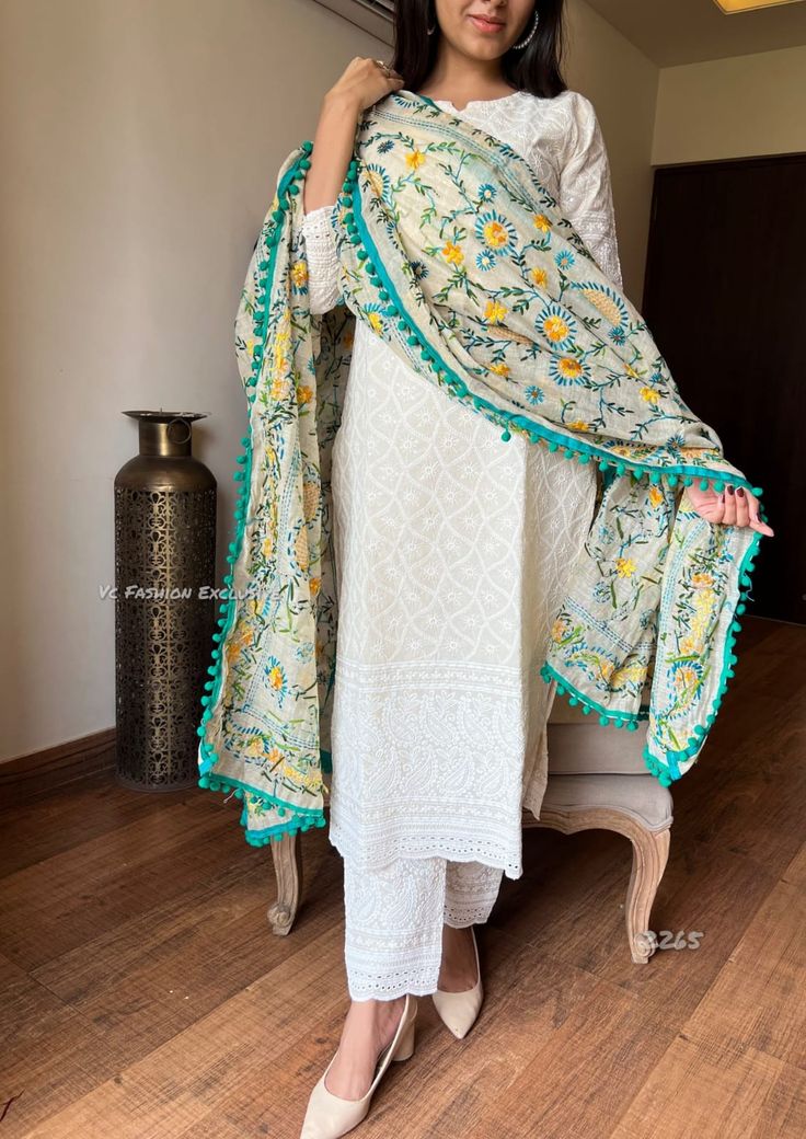 Phulkari Outfit Ideas, Cotton Kurti With Dupatta, Chikan Kurta Designs Women, Ethnic Kurta Sets For Women, Kurti Sets For Women Cotton, Chikan Kari Kurti Designs, Chikankari Dress Western, Trending Kurtas For Women, Chikan Kurti Designs