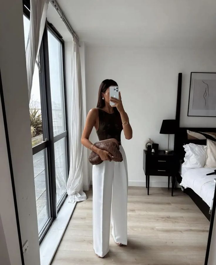 Wide Leg White Pants Outfit, Pants Date Night Outfit, Old Money Inspired Outfits, White Wide Leg Pants Outfit, Wide Leg Pants Outfit Work, Wide Pants Outfit, Wide Leg Trousers Outfit, Wide Leg Outfit, Palazzo Pants Outfit