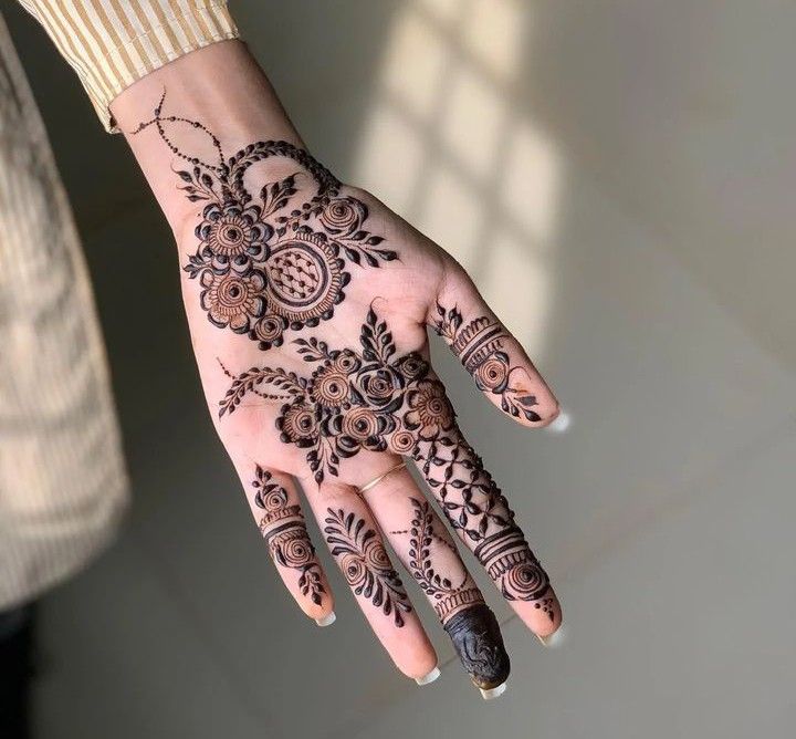 Henna designs Modern Mehndi Designs Aesthetic, Mehndi Designs Front Simple, Mehandi Design For Palm, Arabic Mehndi Front Hand, Palm Henna Simple, Mehandi Designs For Front Hands Simple, Henna Designs For Front Hand, Front Hand Mehndi Designs Simple Arabic, Mehendi Front Hand