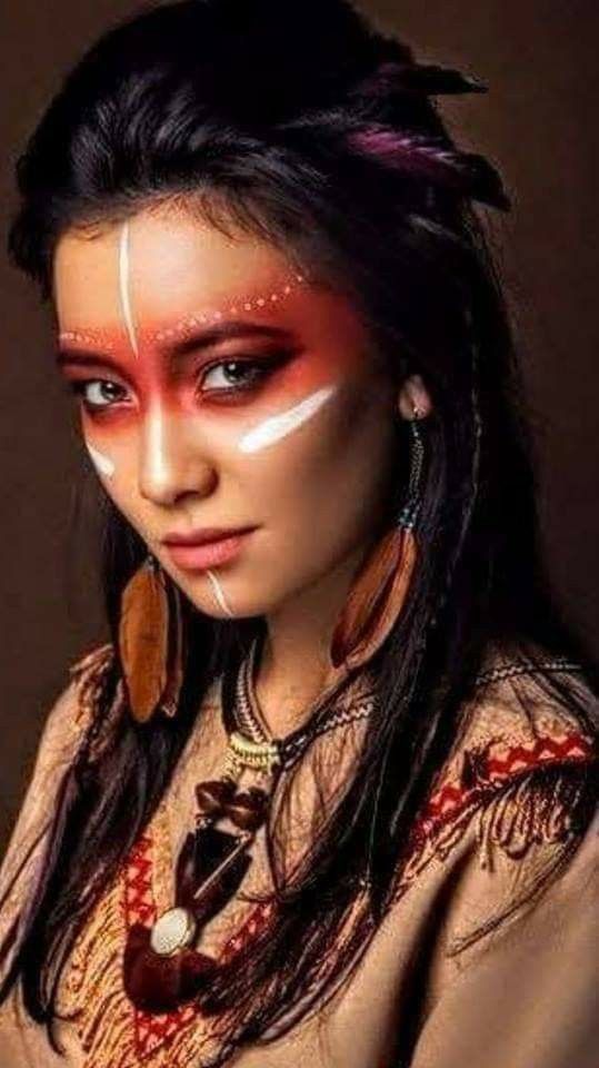 corteggiamento Native American Makeup, Halloween Indian, Native American Face Paint, Pinterest Women, Halloweenský Makeup, American Indian Girl, Festival Makeup Glitter, Indian Makeup, Trendy Makeup