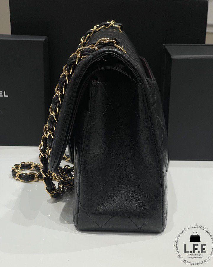 Sac classique de la maison Chanel. Ici présenté dans une version noire en agneau lisse il est d’un chic incroyable. Sa taille généreuse vous permet de loger nombre de nos objets précieux du quotidien. Sa chaîne entrelacée de cuir vous permet un porté épaule ou un porté Crossbody avec aisance. Sa poche discrète au dos vous permet de saisir rapidement une carte ou un téléphone. Son logo double C et son rabat sont une fermeture très sécurisée. Réinterprété chaque saison optez ici pour sa version la Timeless Double Flap Bag For Everyday Luxury, Luxury Office Bag With Double Flap, Elegant Double Flap Bag With Dust Bag Included, Elegant Double Flap Office Bag, Elegant Flap Bag With Cc Turnlock Closure, Elegant Flap Bag With Cc Turnlock For Everyday Use, Elegant Double Flap Bag For Business, Elegant Business Double Flap Bag, Luxury Double Flap Bag For Travel