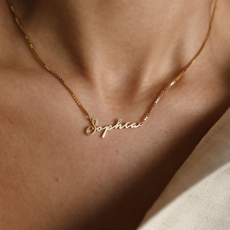 "B O X ∙ C H A I N ∙ N A M E ∙ N E C K L A C E * Material: High Quality Solid 925 Sterling Silver * Dimensions: Depending on your font choice, height sizes range from 3mm to 4mm lowercase. * Finish: Sterling Silver ∙ 18K Gold ∙ Rose Gold * All our jewelry is custom made by hand with Love and Care in our workshop ♡ H O W ∙ T O ∙ O R D E R * Simply use the 'PERSONALIZATION BOX' to let us know the NAME and the FONT NUMBER that you would like. (Any font is available, not just our featured fonts) NAM Named Gold Chains, Gold Chain Design Name, Name Chain Silver Design, Chains With Names Gold, Necklace With Name Gold, Pendant Name Necklace, Silver Name Chain, Rose Gold Name Necklace, Layered Name Necklace