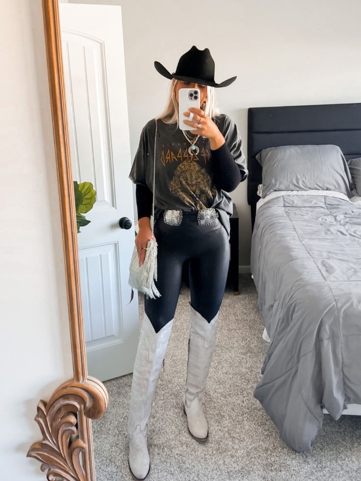 Dan Post Knee High Boots Outfit, Leather Leggings Cowboy Boots Outfit, Winter Cowboy Boots Outfit, Cowboy Outfits For Women, Boot Outfit Ideas, Outfit Vaquero, Cowboy Boot Outfits, Outfit Botas, Cowgirl Boots Outfit